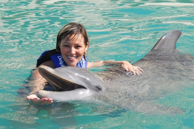 Nadando con un delfin